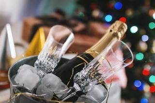 Champagnerflasche öffnen: sichere Technik Schritt für Schritt