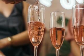 Brut Rosé-Champagner: trocken, fruchtig und vielseitig